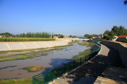 化工厂为什么都在河边建房？化工厂为什么建在河流下游？								(hua gong chang wei shen me dou zai he bian jian fang hua gong chang wei shen me jian zai he liu xia you)